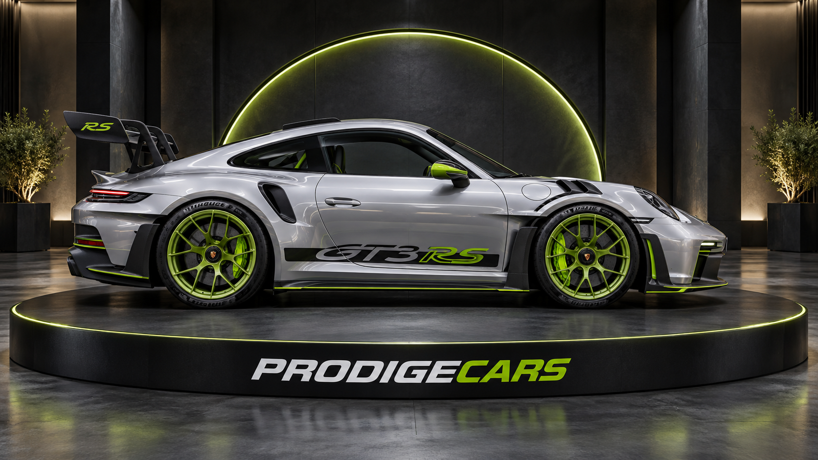 Porsche GT3 RS argent et verte vue de profil sur un podium rond Prodigecars